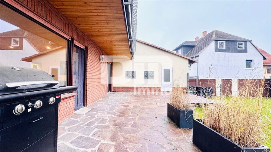 Gepflegtes Ein- bis Zweifamilienhaus + Garage, Terrasse und Balkon auf großem Grundstück - EG Terrasse
